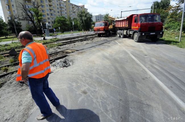 Ružinovčania majú obnovenú ďalšiu cestu a chodníky