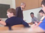 Video: Drzý chlapec napadol učiteľa. Budete prekvapení, čo vtedy urobili jeho spolužiaci