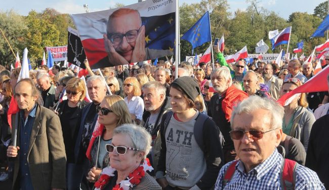 Poľskí učitelia protestujú proti návrhu na zánik stredných škôl