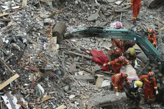 V Číne sa zrútila skupina domov, je najmenej 17 mŕtvych