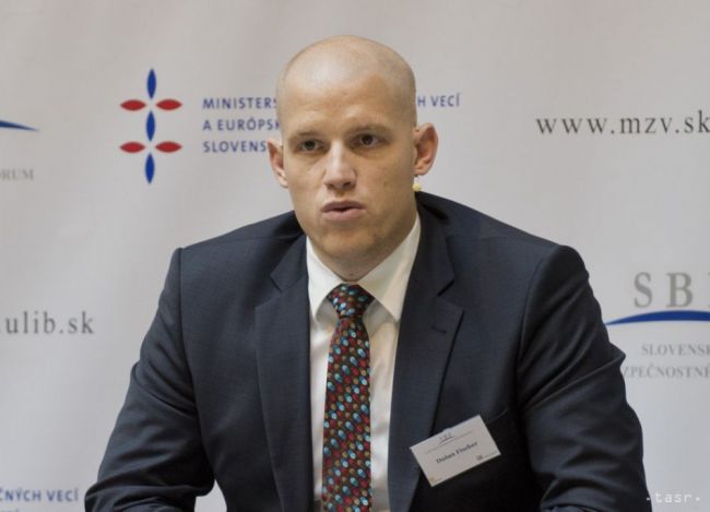 FISCHER: Aj keď tu nemáme žiadnu vojnu, musíme dávať peniaze na obranu