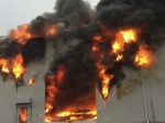 Požiar zachvátil strechu berlínskeho komplexu s nákupným centrom