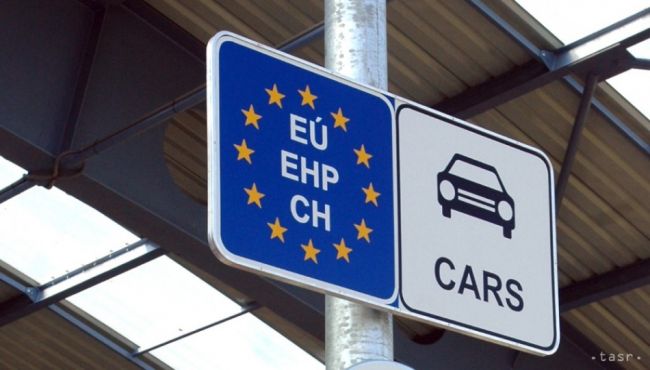 Luxemburský premiér: EÚ by mala na jeden deň zavrieť hranice Schengenu