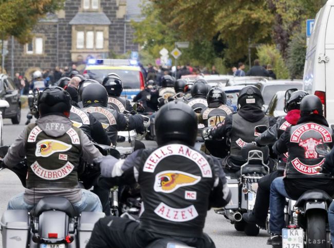 Do Nemecka smerujú stovky motorkárov na pohreb zavraždeného bossa