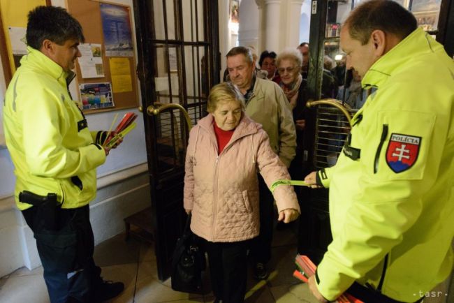 Polícia apelovala v kostole na veriacich, aby používali reflexné prvky