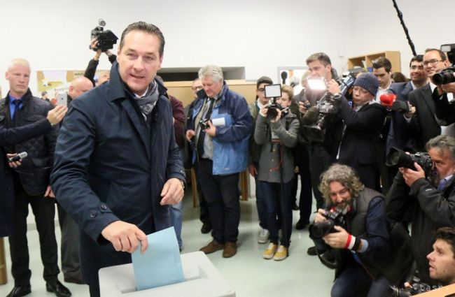 Vodca rakúskej FPÖ Strache napísal úvod ku knihe, ktorú nečítal