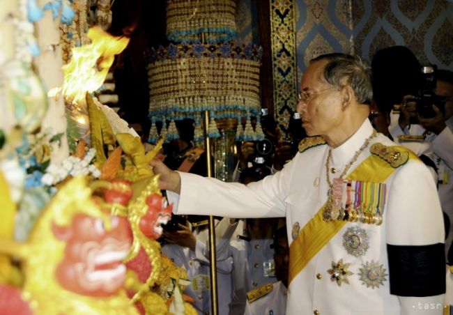 Zomrel thajský kráľ Pchúmipchón Adundét - najdlhšie vládnuci monarcha
