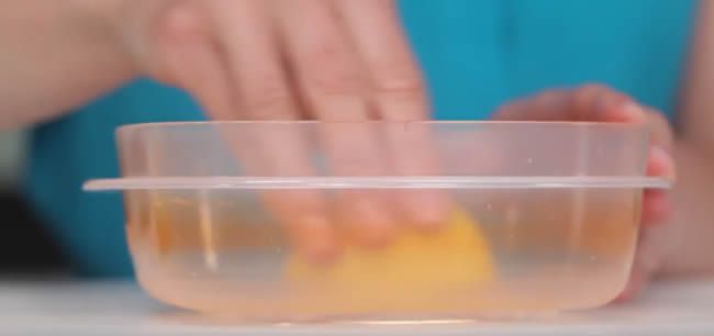 Video: Sú vaše plastové misky zanesené? Takto ich bez problémov vyčistíte