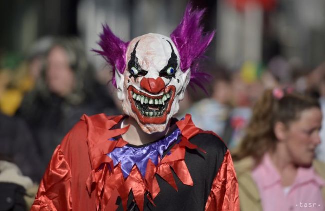 Švédska polícia pátra po mužovi v maske klauna, bodol nožom tínedžera