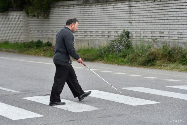 Biela palica umožňuje slabozrakým pohybovať sa vo verejnom priestore