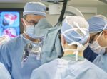 Newyorskí chirurgovia oddelili siamské dvojičky spojené hlavami
