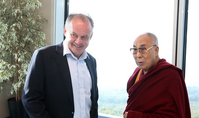 Dalajláma sa stretol s prezidentom Andrejom Kiskom aj akademickou obcou UK
