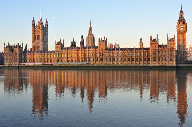 Británia: Zadržali muža podozrivého zo znásilnenia na pôde parlamentu