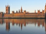 Británia: Zadržali muža podozrivého zo znásilnenia na pôde parlamentu