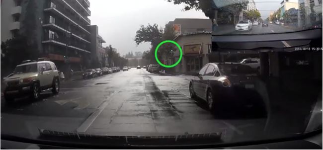 Video: Vodič, ktorý nezastavil na červenú, dostal okamžitú dávku karmy