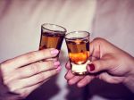 Pitie alkoholu vám môže pomôcť schudnúť