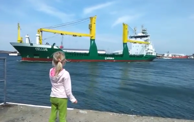 Video: Dievčatko dostalo od kapitána lode viac, ako chcelo