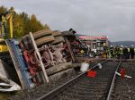 Pri zrážke vlaku s nákladným autom zahynul jeden človek a 6 sa zranilo