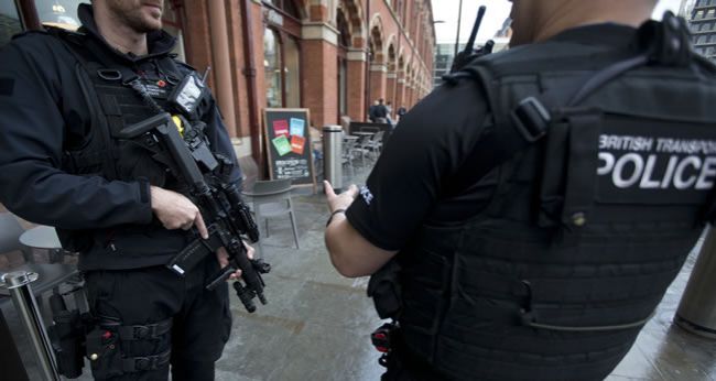 Londýnska polícia ukončila trojdňovú operáciu a obsadila podozrivý byt