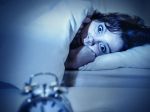 Víkendové zlozvyky, ktoré pokazia váš spánok na celý ďalší týždeň