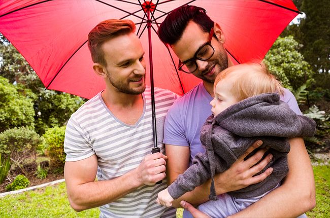Česká vláda navrhuje, aby si gejovia mohli adoptovať dieťa svojho partnera
