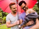 Česká vláda navrhuje, aby si gejovia mohli adoptovať dieťa svojho partnera