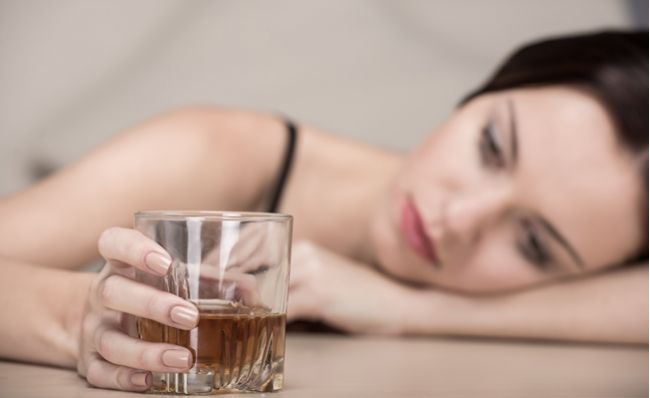 Ženy sa vyrovnávajú mužom - v konzumácii alkoholu, píše lekárska štúdia