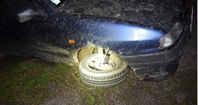 FOTO: Opitý vodič „odparkoval“ v oplotení rodinného domu