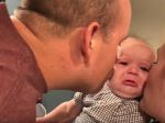 Video: Bábätko neuveriteľne žiarli na svojich rodičov