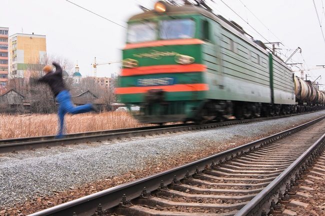Nákladný vlak zrazil a usmrtil muža na koľaji