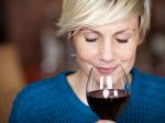 Pohár červeného vína denne môže znížiť riziko polycystických vaječníkov