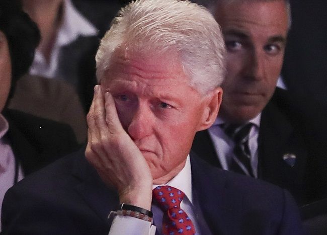 Krátko pred voľbami zverejnili staré dokumenty FBI o Billovi Clintonovi