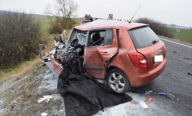 FOTO: Pri nehode skončilo osobné auto pod kolesami kamióna