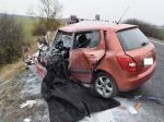 FOTO: Pri nehode skončilo osobné auto pod kolesami kamióna