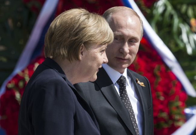 Putin varoval Merkelovú: Ukrajina môže odčerpávať ruský plyn