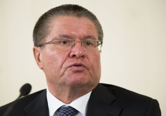 Na podozrivého ministra pre hospodársky rozvoj uvalili domáce väzenie