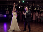 Video: Otec a dcéra prekvapili na svadbe. Neudržal sa ani DJ