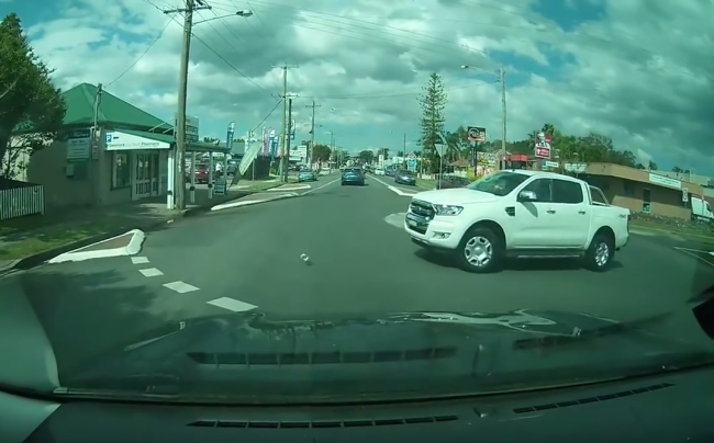 Video: Motorkár ignoroval kruhový objazd