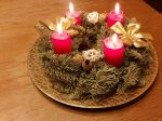 Symbolom adventu je adventný veniec so štyrmi sviečkami