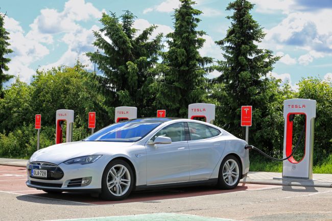Tesla očakáva koniec spaľovacieho motora do 30tich rokov