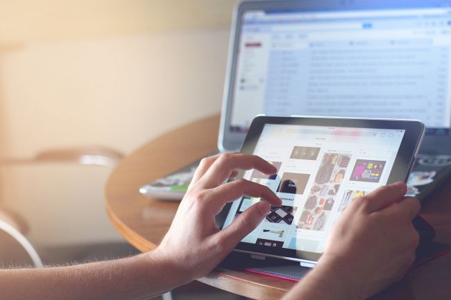 Dnes nadobudol platnosť zákon o diskutabilnom dohľade nad internetom