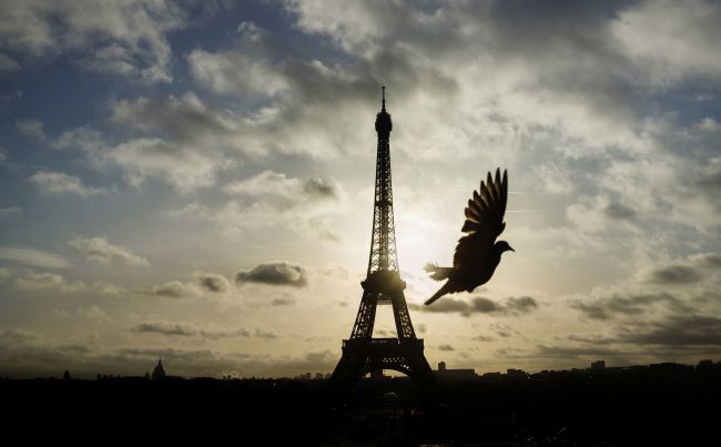Ozbrojená lúpež v Paríži sa skončila bez obetí, po páchateľovi sa pátra