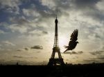 Ozbrojená lúpež v Paríži sa skončila bez obetí, po páchateľovi sa pátra