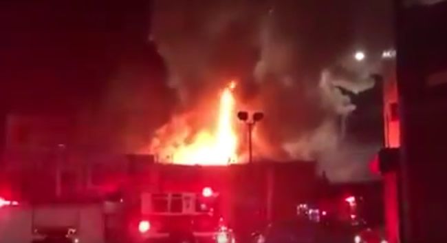 Video: Pri požiari na koncerte v Kalifornii zahynulo najmenej 9 ľudí