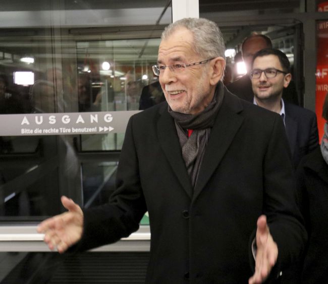 Rakúsko: Prezidentské voľby sa skončili; podľa odhadu je víťazom Van der Bellen