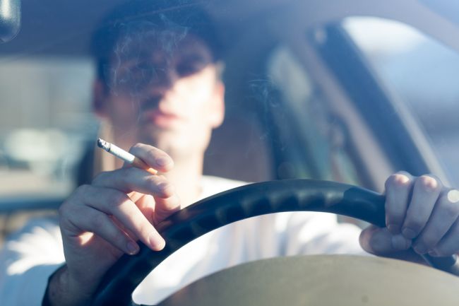 V Škótsku začal platiť zákaz fajčenia v autách v prítomnosti detí