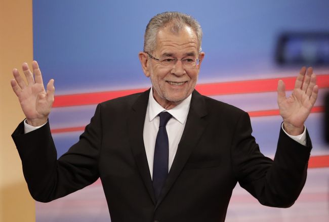 Van der Bellen získal v prezidentských voľbách 53,8 percenta hlasov