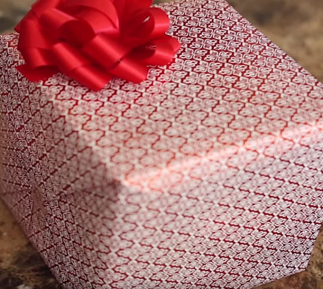 Video: Ako zabaliť darček ako profesionál
