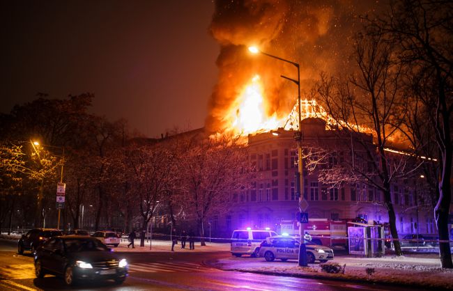 Video: Rozsiahly požiar zničil strechu budovy Prírodovedeckej fakulty