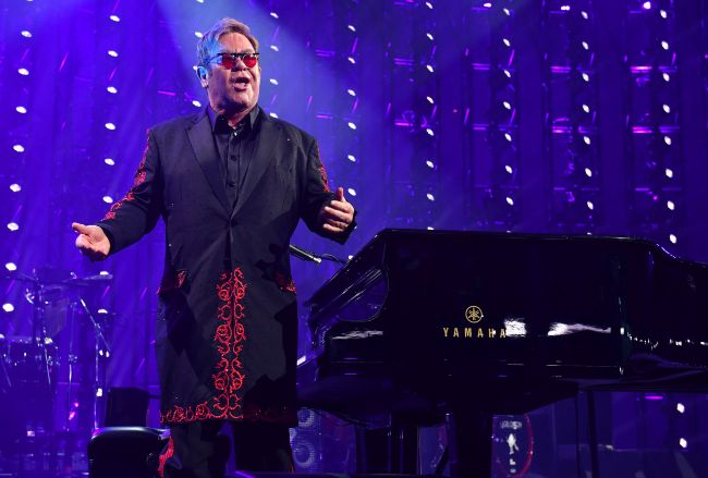 Elton John vyhlásil súťaž na vytvorenie videoklipov k trom skladbám